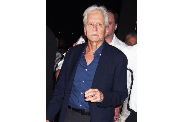 Michael Douglas, der selbst noch im April Fundraiser für Bidens Wiederwahl veranstaltet hatte, hatte sich seinem Kollegen daraufhin angeschlossen und gefordert, dass Biden nicht wieder antritt.
