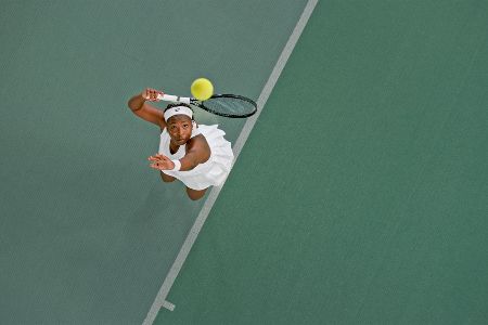 Tennisspielerin beim Aufschlag