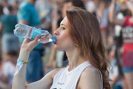 Konzertsommer in Deutschland: So beugt man Dehydration vor