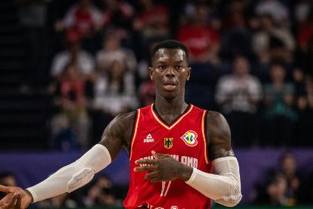 Schröder und Wagner tragen deutsche Fahne in Paris