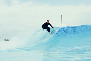 Prömel surft mit Para-Sportler Neumann