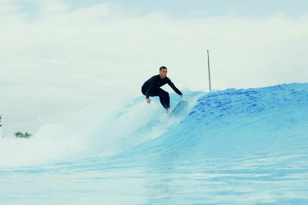 Prömel surft mit Para-Sportler Neumann