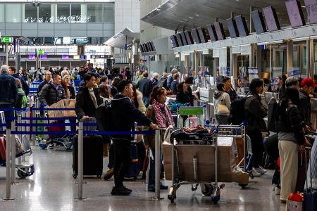 Check-in, Kontrolle, Gepäck: So verhält man sich am Flughafen richtig
