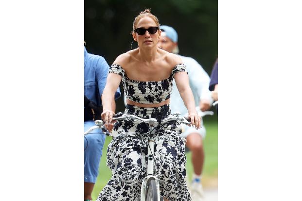 Jennifer Lopez ist mit dem Radl da. Seit Wochen lässt es sich der Superstar in den Hamptons, dem noblen Ferien- und Wochenendziel betuchter New Yorker*innen, gutgehen. Am Mittwoch (24. Juli) wird J.Lo 55 Jahre alt.