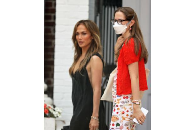 Immerhin bekam J.Lo Besuch von ihrer Stieftochter Violet Affleck, die beiden gingen gleich mehrfach ausgiebig shoppen. Die 18-Jährige stammt aus Bens erster Ehe mit Schauspielerin Jennifer Garner.