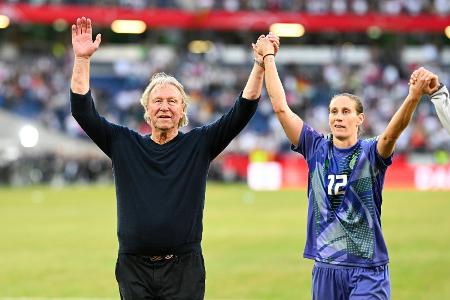 Hrubesch lässt Torwartfrage offen: Frohms oder Berger?