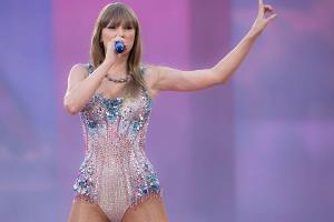 Taylor Swift in Hamburg: Promi-Aufmarsch im Volksparkstadion