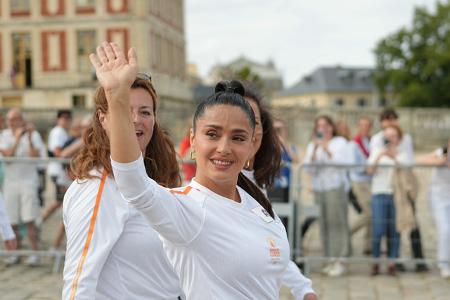 Hollywood A-Lister Salma Hayek gehörte zu den Stars, die die Olympische Fackel kurz vor den Spielen durch den Pracht-Palast von Versailles vor den Toren von Paris tragen durften.