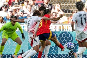 Fußball: Weltmeister Spanien siegt nach Rückstand