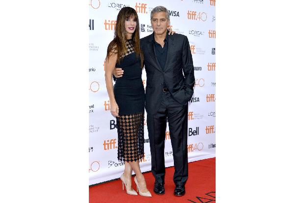 Mit George Clooney, der an ihrer Seite in 'Gravity' zu sehen war, verbindet Sandra Bullock übrigens eine lange und enge Freundschaft, die schon bestand, bevor beide zu Stars wurden. Ein Paar waren sie ...