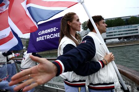 Auf der Seine: Fahnenträger Daley mit Titanic-Pose