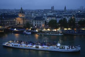 Frauen-Statuen tauchen bei Eröffnungsfeier aus der Seine auf