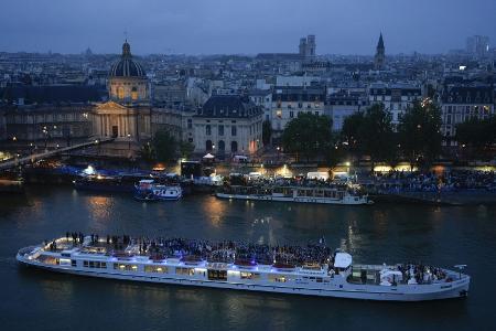 Frauen-Statuen tauchen bei Eröffnungsfeier aus der Seine auf