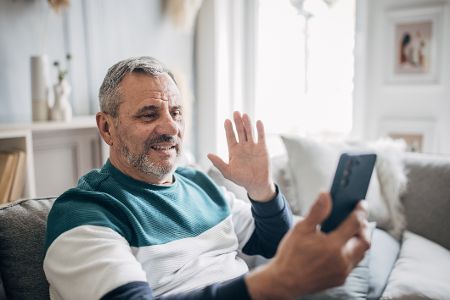 alter mann mit handy