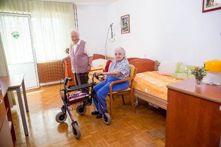 Pflegeeinrichtung mit zwei Senioren