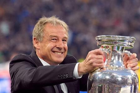 Die besten Sprüche von Jürgen Klinsmann - Jürgen Klinsmann hat in seiner Karriere als Fußballer und Trainer nicht nur jede Menge Erfolge gefeiert, sondern auch den ein oder anderen markigen oder lustigen Spruch hinterlassen. Zum 60. Geburtstag haben wir eine Auswahl zusammengestellt: