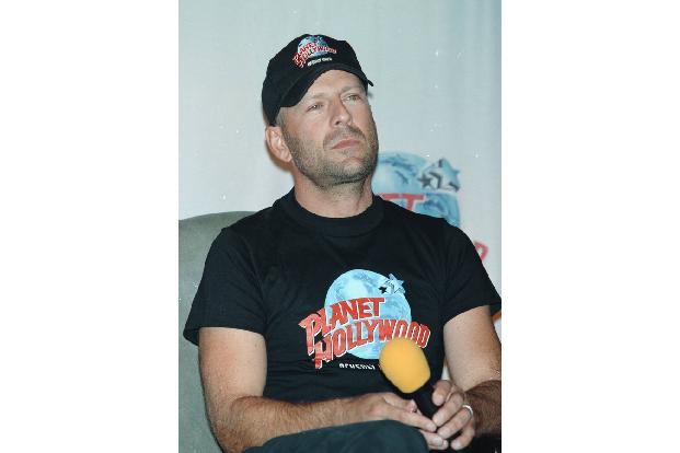 Bruce Willis schloss einen Vertrag über 17 Prozent der weltweiten Einnahmen von 'The Sixth Sense' plus eine Gage von 13 Millionen Dollar ab. Der Film wurde ein gigantischer Erfolg, spielte weltweit üb ...