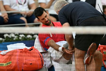Mit Knieproblemen und Mühe: Djokovic weiter auf Goldkurs