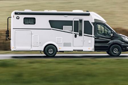 Premiere Sunlight Fahrende Totale von der Seite 