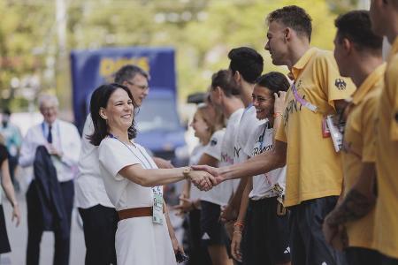 Annalena Baerbock besucht deutsche Athleten in Paris