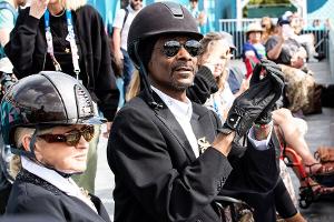 Olympia: Snoop Dogg überrascht zum Dressur-Finale in Reitmontur