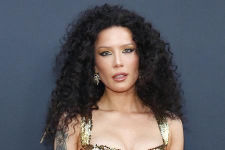 Sängerin Halsey hatte mit 20 Jahren eine Fehlgeburt auf der Bühne