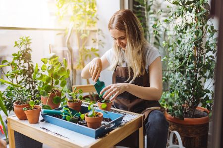 frau im gewächshaus