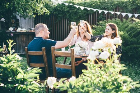 familie sitzt im garten