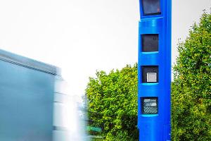Lkw-Maut-Säule, blauer Blitzer