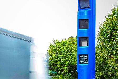 Lkw-Maut-Säule, blauer Blitzer