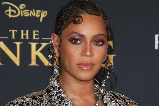 Eine der ersten, die in diesem Zusammenhang Schlagzeilen machte, war Beyoncé. Schon wenige Stunden, nachdem klar wurde, dass Kamala Harris kandidieren würde, gab die Sängerin der Politikerin die Erlau ...