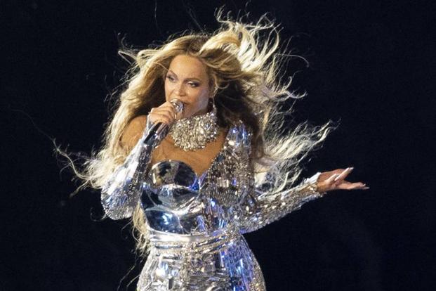 …herausgehalten, das hat sich Insidern zufolge mit Harris' Kandidatur geändert. So wird berichtet, dass Beyoncé bereits Fundraiser planen soll. Das passt gleich doppelt, denn die Kandidatin soll ein g ...