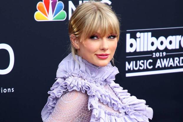 …Taylor Swift, die noch voll und ganz mit ihrer Tour beschäftigt ist. In der Vergangenheit hat die Sängerin hinter Joe Biden gestanden, und Swifties sind bereit, Kamala Harris lautstarken Support zuko ...