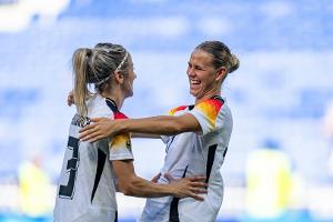 Bronze-Party der DFB-Frauen: "Cotton Eye Joe" und Malle-Hits