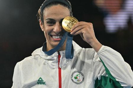 Nach Geschlechterdebatte: Boxerinnen tragen Fahne