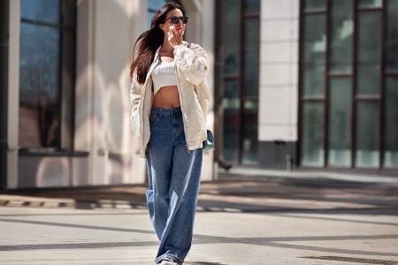 Baggy Jeans im heißen Sommer? So wird das It-Piece nicht zu warm