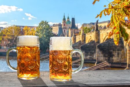 zwei Biergläser vor der Kulisse Prags