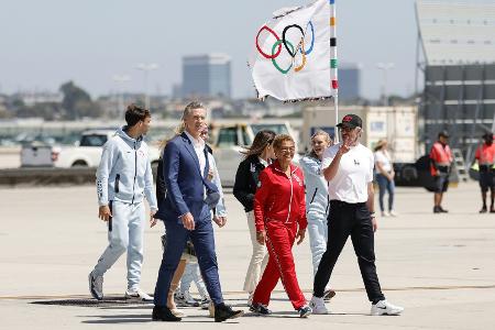 Kurz nach Erdbeben: Olympia-Flagge in Los Angeles angekommen
