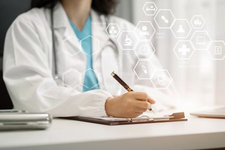 ärztin am schreibtisch