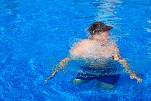 mann taucht im wasser unter