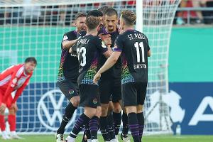 Sieg in der Verlängerung: St. Pauli mit großer Mühe weiter