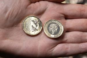 König Charles III. teilt sich neue Ein-Pfund-Münze mit zwei Bienen