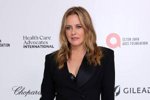 Alicia Silverstone isst möglicherweise giftige Beere
