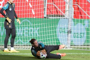 Wück lässt Torwartfrage offen: "Zwei Nummer Einsen"