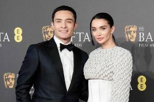 "Gossip Girl"-Star Ed Westwick läutet Hochzeitswochenende ein