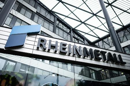 Mit Panzer: BVB-Fans mit Protest gegen Rheinmetall