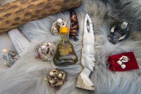 Vom Zoll sichergestellte Produkte aus geschnitztem Elfenbein und eine Flasche mit einer in Schnaps eingelegten Schlange