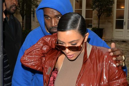 …das Kätzchen Mercy. Kanye West hatte das weiße Tier als Präsent überreicht, als er um die Gunst von Kim Kardashian warb. Sie hatte keine Ahnung von Katzen, verlor das Tier zwischenzeitlich und stellt ...