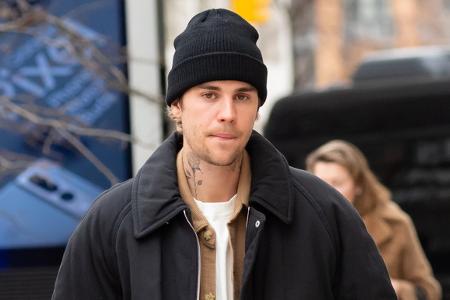 ...ein genervter Tierpfleger. Justin Bieber verriet 'GQ’ jedoch, dass er sein Äffchen nie vergessen hätte und irgendwann ein neues wolle: 