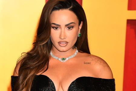 ...kurz war die Zeit, die Demi Lovato mit ihrer Sphinxkatze verbrachte. Eine kurze Google-Recherche überzeugte sie, dass die haarlosen Katzen für Allergiker wie sie geeignet seien – ein Irrtum, wie si ...